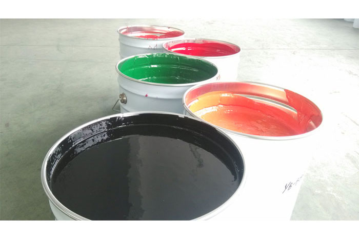 Aplicação de espuma de poliuretano em telhado plano impermeável e com isolamento térmico, além de spray de tinta PU colorida como camada protetora.