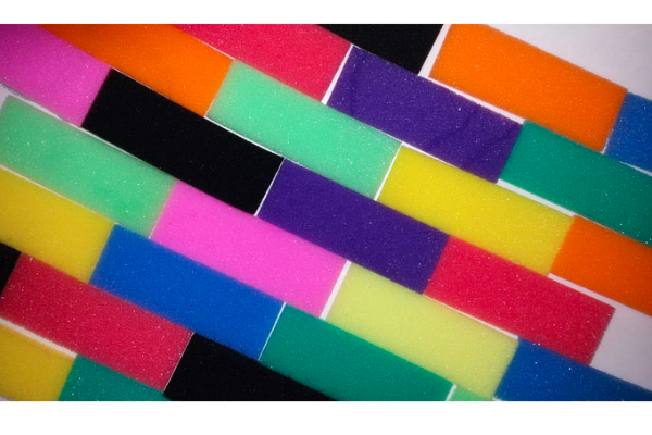 Aplicação de pasta colorida em poliuretano